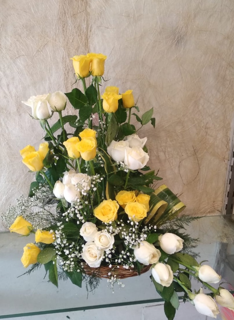 40 White & Yellow Roses One Side Arrangementdelivery in Noida