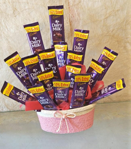 20 Chocolate Arrangement in Rafia Basket (Only For Delhi)delivery in Gwalior