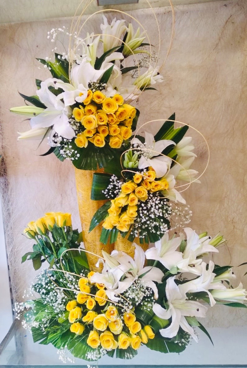Big Arrangement of 100 Yellow Roses & 10 White Lilys with Some Drysticksdelivery in Noida