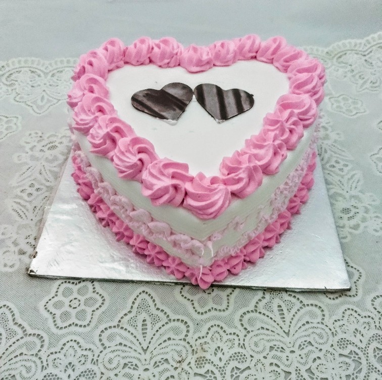 1kg Heartshape Strawberry Cake