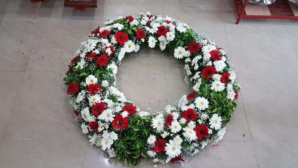 Mix Red & White Flowers Wreath